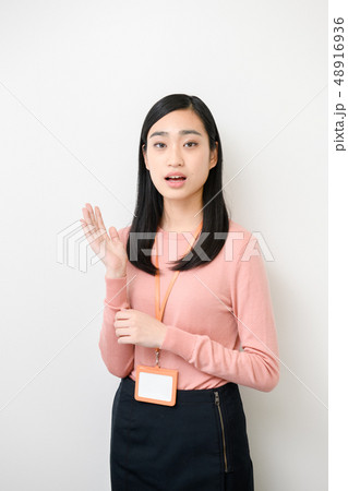 無地背景女性モデル 48916936