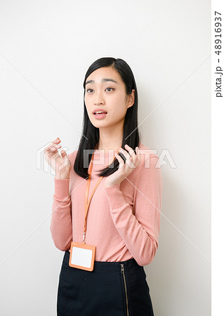 無地背景女性モデル 48916937