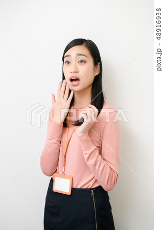 無地背景女性モデル 48916938