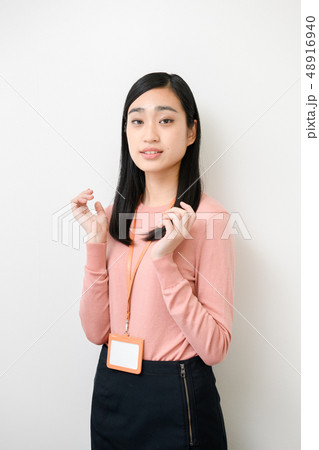 無地背景女性モデル 無地背景女性モデル 48916940