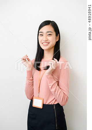 無地背景女性モデル 48916941