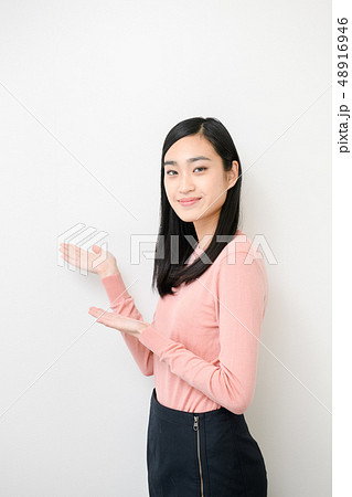 無地背景女性モデルの写真素材 [48916946] - PIXTA