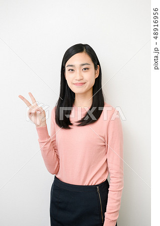 無地背景女性モデル 48916956