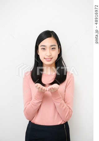 無地背景女性モデルの写真素材 [48916972] - PIXTA