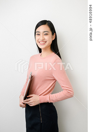 無地背景女性モデル 無地背景女性モデル 48916994