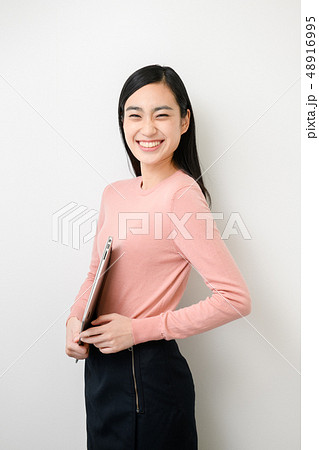 無地背景女性モデル 48916995