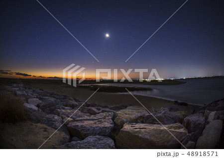 conjunction of moon and venus before sunrise 48918571
