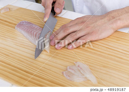 刺し身を引く 48919187