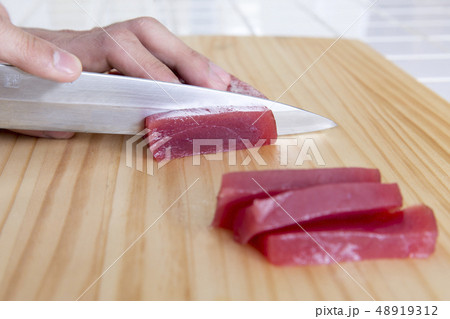 マグロの刺し身を引く 48919312