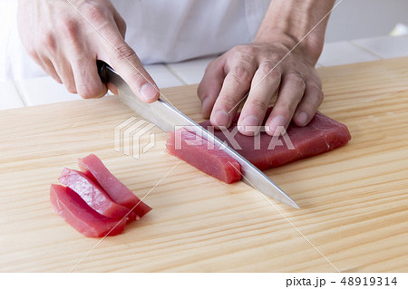 マグロの刺し身を引く 48919314