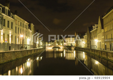 ベルギー　ブルッヘの河川と夜景 48919904