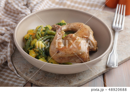 Chicken legs with potatoes and green bean 48920688