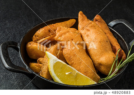 フィッシュアンドチップス typical British fish and chips 48920883