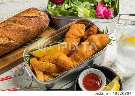 フィッシュアンドチップス typical British fish and chips 48920884