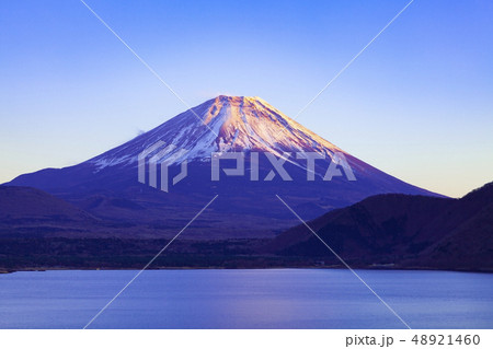 夕日に染まった富士山、山梨県本栖湖にて 夕日に染まった富士山、山梨県本栖湖にて 48921460