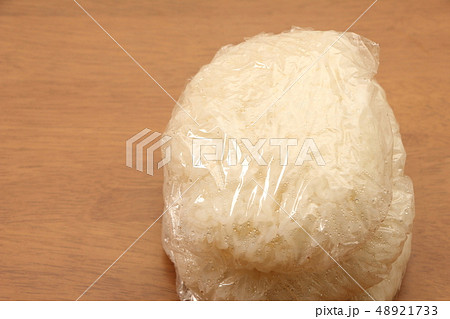 冷凍保存のためにラップに包まれたごはん。 冷凍保存のためにラップに包まれたごはん。 48921733