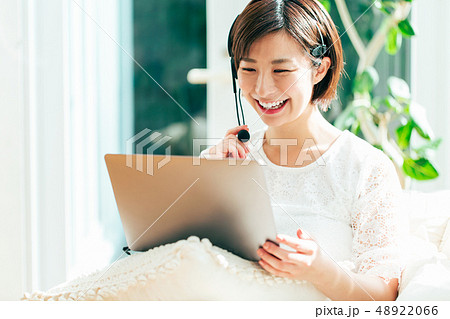 パソコン オンライン 女性 家 自宅 48922066
