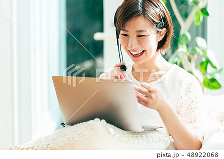 パソコン オンライン 女性 家 自宅 48922068