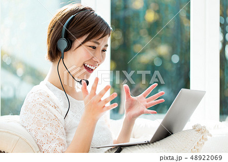 パソコン オンライン 女性 家 自宅 パソコン オンライン 女性 家 自宅 48922069