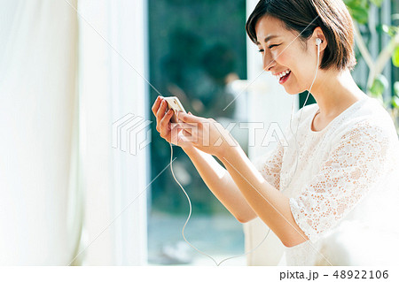 スマホ スマートフォン 音楽 女性 48922106