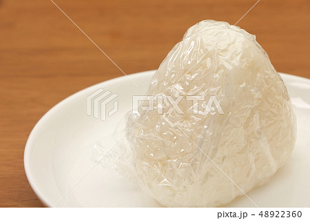 衛生面への配慮からラップを使用して握ったおにぎり。 衛生面への配慮からラップを使用して握ったおにぎり。 48922360