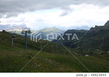 ドロミティ山塊とロープウェイ ドロミティ山塊とロープウェイ 48923644