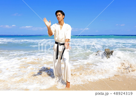 南国の美しいビーチで鍛える男性 48924319
