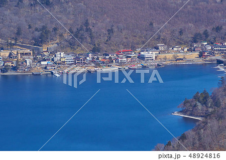 日光の半月山展望台から中禅寺湖畔(男体山南側麓)の街並み俯瞰 48924816
