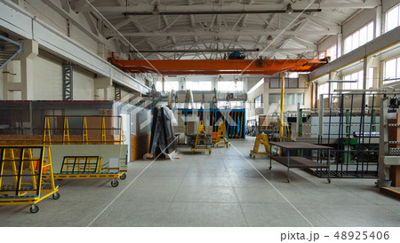 Interior of a large glass and mirror cutting factory 48925406