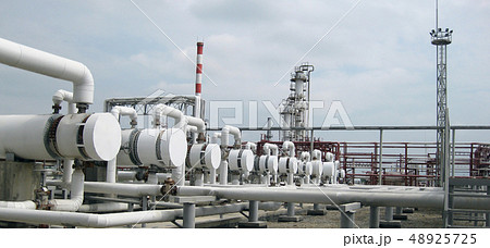Heat exchangers in a refinery 48925725