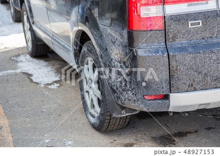 塩化カルシウムで汚れた車 48927153