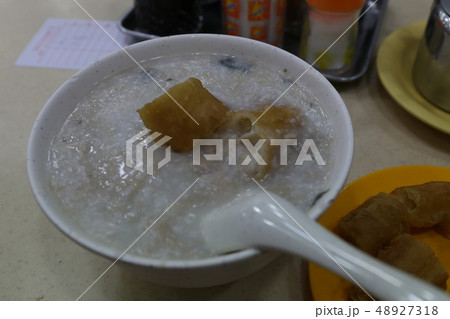 香港の油条の入った粥 香港の油条の入った粥 48927318
