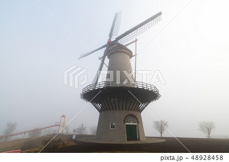 宮城長沼フートピア公園朝霧の中のオランダ風車 宮城長沼フートピア公園朝霧の中のオランダ風車 48928458