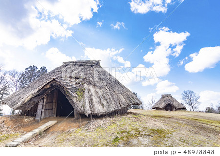 古津八幡山遺跡の復元された竪穴式住居 48928848