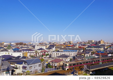 早朝の府中市の街並み 48929826