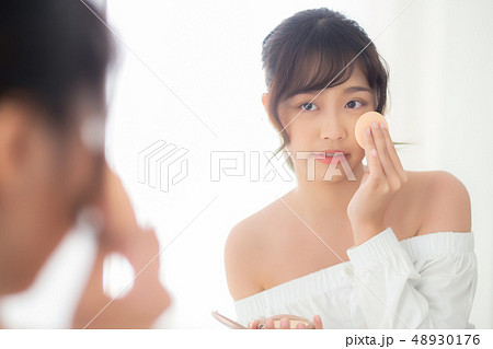 Portrait beautiful asian woman applying power puff Portrait beautiful asian woman applying power puff 48930176