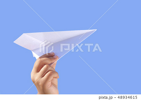 紙ヒコーキを飛ばす少年 48934615