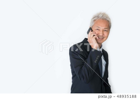 男性　ビジネスマン　笑顔　おしゃれ　スーツ 48935188