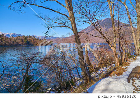 日光中禅寺湖南岸(狸窪)歩道から残雪の北方面の山々(男体山等) 日光中禅寺湖南岸(狸窪)歩道から残雪の北方面の山々(男体山等) 48936120
