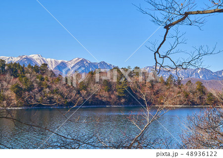 日光中禅寺湖南岸(狸窪)歩道から残雪の八丁出島越しの北西方面 48936122