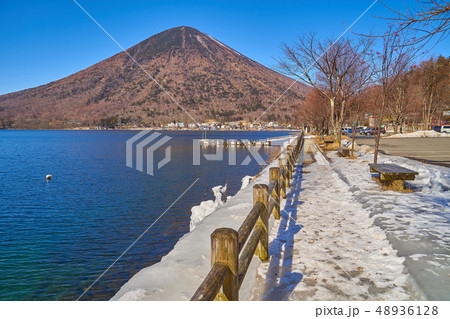 残雪の日光中禅寺湖 歌ヶ浜第一駐車場 残雪の日光中禅寺湖 歌ヶ浜第一駐車場 48936128