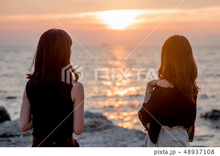 海　夕日　女の子　2人 48937108