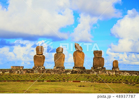 イースター島のタハイ儀式村のモアイ像アフ・バイ・ウリ 48937787