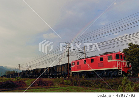 虹が掛かる下を行く鉱石貨物列車　秩父鉄道デキ500形504号機牽引 48937792
