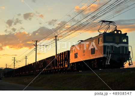 残照に輝く鉱石貨物列車　秩父鉄道デキ300形302号機牽引 48938547