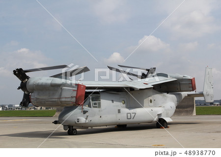 主翼を折り畳んだ海兵隊のMV-22オスプレイ 48938770
