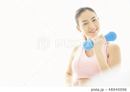 女性　スポーツウェア 48940096