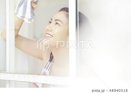 女性　窓拭き 48940318