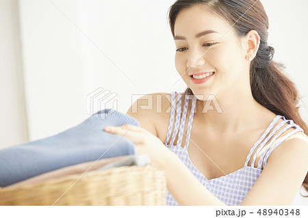 女性 洗濯物 畳む 女性 洗濯物 畳む 48940348