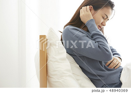 女性　体調不良 48940369